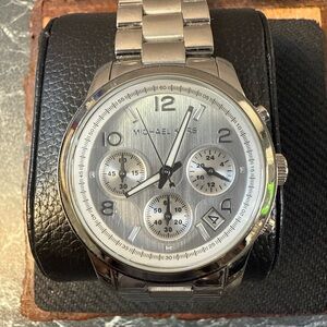 Michael Kors Sport Chronograph MK5076 Women's Wrist Watch - Silver Size 6 Wrist